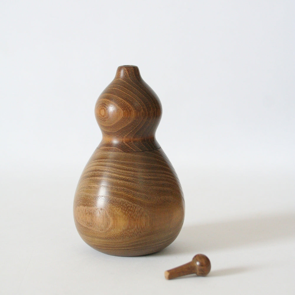辛味亭 是留縁雄三点出品 七味唐辛子入れ ひょうたん形 槐 – aitoki - 時を楽しむ丁寧な暮らし
